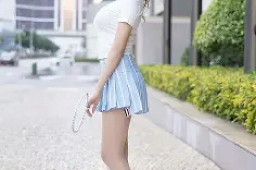 IU与边佑锡在《完美王冠》片场练习华尔兹与吻戏的趣味花絮！